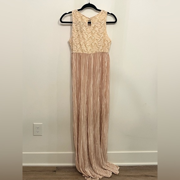 Elegant Lace Maxi Dress in Cream and Tan - Picture 3 of 4